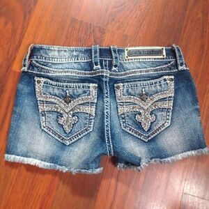 𝅺Rock Revival Barbila Shorts Size 28